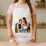 Gepersonaliseerde moeder Dank u foto Schort<br><div class="desc">"Maak elk moment in de keuken betekenisvoller met dit gepersonaliseerde schort voor mama. Met je favoriete foto en de ontroerende boodschap, 'Mam, bedankt dat je er altijd bent', is dit schort net zo oprecht als praktisch. Of ze nu koekjes bakt of gewoon geniet van haar ochtendkoffie, dit aangepaste schort is...</div>