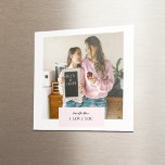 Gepersonaliseerde moeder Ik hou van je Foto Magneet<br><div class="desc">"Verfris de koelkast of werkruimte van mama met deze lieve gepersonaliseerde magneet met je favoriete foto en de oprechte boodschap 'Mom, I Love You' op een zachte pastelroze achtergrond. Een perfecte kleine herinnering voor moederdag, haar verjaardag, of gewoon om haar eraan te herinneren hoe geliefd ze is - elke keer...</div>