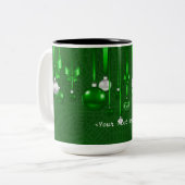 Gepersonaliseerde Mok voor groene kerstversieringe (Voorkant links)