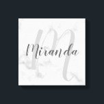 Gepersonaliseerde monogram en naammarkering canvas afdruk<br><div class="desc">Gepersonaliseerde Monogram en de Gift van de Naam van de Familie die naam in grijze moderne manuscriptdoopvontstijl en monogram in lichtgrijze moderne manuscriptdoopvontstijl als achtergrond op witte marmer achtergrond kenmerken.</div>