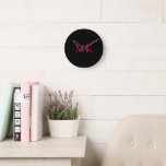 Gepersonaliseerde Monogram Initialen Modern Zwart Ronde Klok<br><div class="desc">Gepersonaliseerde Monogram Initialen Modern Black Clock. Twee letter initiaal monogram getoond in levendig rood op zwart in een tijdloos ontwerp dat hij zal genieten - zou een geweldig cadeau zijn voor vaderdag, verjaardagen, feestdagen, afstuderen, promotie of elke speciale gelegenheid. Uitstekend geschikt voor thuis of kantoor decor. Personaliseer met je eigen...</div>