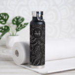 Gepersonaliseerde Monogram Magnolia illustratie Waterfles<br><div class="desc">Introductie van onze "Gepersonaliseerde Monogram Magnolia Illustratie zwart-wit waterfles" - een stijlvol en aanpasbaar accessoire om onderweg gehydrateerd te blijven. Deze waterfles is voorzien van een chique magnolia illustratie in zwart-wit, gepersonaliseerd met uw monogram voor een unieke touch. Blijf gehydrateerd in stijl met deze gepersonaliseerde waterfles, perfect om uw individualiteit...</div>