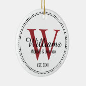 Gepersonaliseerde Monogram Pas getrouwd Rode Melk Keramisch Ornament (Rechts)