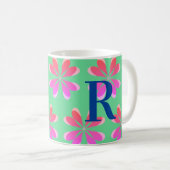 Gepersonaliseerde Monogram retro bloemengroen roze Koffiemok (Voorkant rechts)