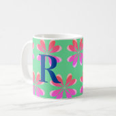 Gepersonaliseerde Monogram retro bloemengroen roze Koffiemok (Voorkant links)