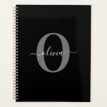 Gepersonaliseerde monogram scriptnaam zwart wit gr planner<br><div class="desc">Dit elegante monogram en het stijlvolle ontwerp van de manuscriptnaam kunnen als gift voor een verjaardag, een bruiloft, een vrijgezellenfeest, een verjaardag, een Moederdag of om het even welke gelegenheid worden gegeven. Het kan gepersonaliseerd worden met het initiaal en de naam van de persoon. U kunt het lettertype, de lettertypekleur,...</div>