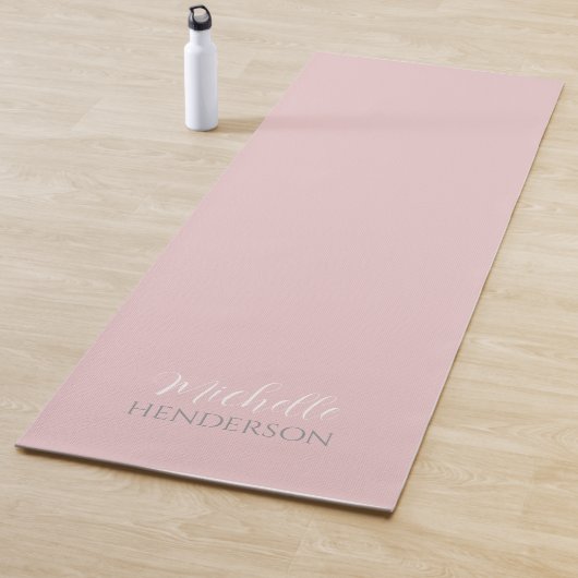 Gepersonaliseerde monogramnaam in roze en wit yogamat (In situ)