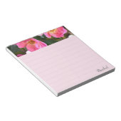 Gepersonaliseerde mooie roze bloemen gevoerd notitieblok (Schuin)