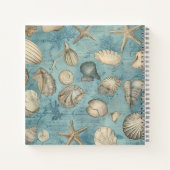 Gepersonaliseerde mooie zeeschelpen in blauw notitieboek (Achterkant)