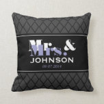 Gepersonaliseerde Mr en Mrs bruiloft gooien kussen<br><div class="desc">Gepersonaliseerde Mr en Mrs. gooi de elegante stijl van de kussen. Cute bruiloft cadeauidee voor nieuwe widen. Personaliseer je met de naam van bruid en bruid / man en vrouw. Klasachtig patroonontwerp met stijlvolle typografie. Lavender paarse/lila,  grijze,  witte en zwarte kleuren. Symansme home decor cadeau voor newlyweds.</div>