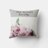 Gepersonaliseerde Mr. en Mrs Pink Grey Floral Wedd Kussen (Achterkant)