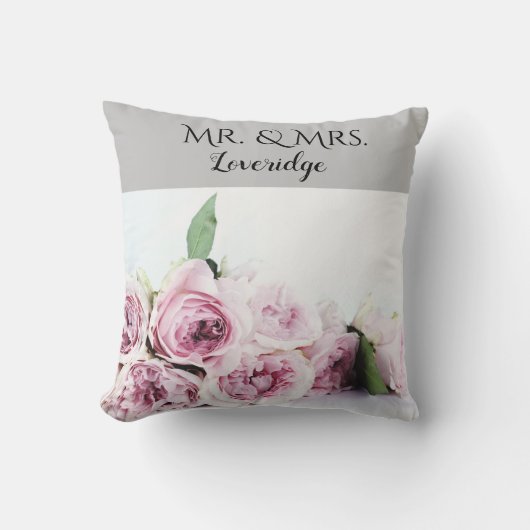 Gepersonaliseerde Mr. en Mrs Pink Grey Floral Wedd Kussen (Voorkant)