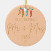 Gepersonaliseerde Mr & Mrs Eerste Kerstfoto Keramisch Ornament (Voorkant)