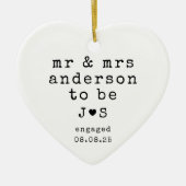Gepersonaliseerde Mr. & Mrs. Typography Betrokken Keramisch Ornament (Voorkant)