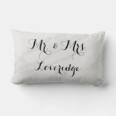 Gepersonaliseerde Mr. & Mrs White Gray Marble Kussen (Achterkant)