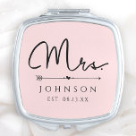 Gepersonaliseerde Mrs. Bride Elegant Wedding Handtas Spiegeltje<br><div class="desc">Vier de bruid met onze gepersonaliseerde Mrs. Bride Elegant Wedding Compact Mirror, met een strak modern ontwerp in zwart en roze. Deze minimalistische en fancy compactspiegel is het perfecte cadeau voor de pasgetrouwde bruid en biedt een stijlvolle touch die zowel praktisch als persoonlijk is voor de speciale vrouw in je...</div>