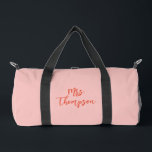 Gepersonaliseerde Mrs. Bride Naam Roze Sinaasappel Plunjezak<br><div class="desc">Reis in stijl met deze gepersonaliseerde roze plunjezak met de naam van de bruid in vet oranje schrift. Perfect voor de bruid-to-be, deze trendy en handige tas is ideaal voor vrijgezellenfeesten, vrijgezellenfeesten of huwelijksreizen. De levendige kleurencombinatie en het aangepaste ontwerp maken het een uniek en doordacht geschenk voor elke toekomstige...</div>