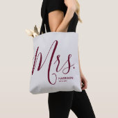 Gepersonaliseerde Mrs. Burgundy Script Tote Bag (Dichtbij)