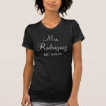 Gepersonaliseerde Mrs Pas getrouwd Custom Gift for T-shirt<br><div class="desc">gepersonaliseerde mevrouw est newlywed shirt , mr and mrs modern verjaardagsfeest , bride and groom elegant set , honeymoon strand trip just getrouwde , calligrafiescript recent weds , parketcadeautjes voor haar bruid , aangepast verloving vrijgezellenfeest cadeaus , huwelijkscadeau voor bruidag , achelorette familienaam onlangs geëngageerd modern , fiance shirt sweatette...</div>