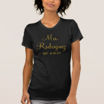 Gepersonaliseerde Mrs Pas getrouwd Custom Gift for T-shirt<br><div class="desc">gepersonaliseerde mevrouw est newlywed shirt , mr and mrs modern verjaardagsfeest , bride and groom elegant set , honeymoon strand trip just getrouwde , kalligrafiescript recent weds , geschenk voor haar bruid , aangepast verloving vrijgezellenfeest , huwelijksgeschenk voor bruidag , familienaam recent aangeworven modern , fiance bachelorette party sweatshirt ,...</div>