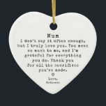 Gepersonaliseerde Mum Gift  Minimal Christmas Keramisch Ornament<br><div class="desc">Vier je moeder op een echt speciale manier met het gepersonaliseerde mama cadeau Minimal Christmas Ceramic Ornament. Dit prachtig vervaardigde ornament biedt een tijdloos en elegant ontwerp, waardoor het een perfect bedankgeschenk is voor elke gelegenheid. Of u nu op zoek bent naar een unieke kous stuffer of een persoonlijk bedankgeschenk,...</div>