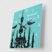 Gepersonaliseerde Mustard Yellow Chandelier Bird C Vierkante Klok (Hoek)