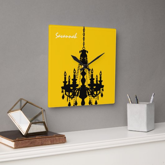 Gepersonaliseerde Mustard Yellow Chandelier Clock Vierkante Klok (Kantoor)