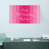 Gepersonaliseerde naam 85e Birthday Pink Stripe Spandoek (Beurs)