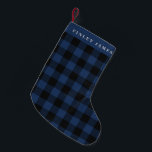 Gepersonaliseerde naam Blue Black Buffalo Plaid Ru Kleine Kerstsok<br><div class="desc">Voeg een rustieke en gezellige touch aan uw vakantie inrichting met deze buffel plaid kerstkous met een klassieke geruit patroon in diepe marine en zwart. Met de aanpasbare manchet kunt u een naam of een speciaal bericht toevoegen, waardoor het een perfecte aanvulling is op uw kerstmantel voor de familie. Of...</div>
