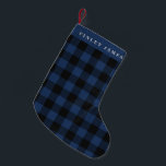 Gepersonaliseerde naam Blue Black Buffalo Plaid Ru Kleine Kerstsok<br><div class="desc">Voeg een rustieke en gezellige touch aan uw vakantie inrichting met deze buffel plaid kerstkous met een klassieke geruit patroon in diepe marine en zwart. Met de aanpasbare manchet kunt u een naam of een speciaal bericht toevoegen, waardoor het een perfecte aanvulling is op uw kerstmantel voor de familie. Of...</div>