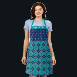 Gepersonaliseerde naam Blue Retro Star Hanukkah Ho Schort<br><div class="desc">Breng een vleugje retro charme naar uw Chanoeka-feesten met dit gepersonaliseerde vakantie-schort met een levendig blauw sterpatroon en een stijlvol, op vintages geïnspireerd ontwerp. Voeg jouw naam toe voor een aangepaste touch die ideaal is voor het bereiden van feestmaaltijden, het bakken van lekkernijen of het verlichten van de menora. Dit...</div>