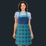 Gepersonaliseerde naam Blue Retro Star Hanukkah Ho Schort<br><div class="desc">Breng een vleugje retro charme naar uw Chanoeka-feesten met dit gepersonaliseerde vakantie-schort met een levendig blauw sterpatroon en een stijlvol, op vintages geïnspireerd ontwerp. Voeg jouw naam toe voor een aangepaste touch die ideaal is voor het bereiden van feestmaaltijden, het bakken van lekkernijen of het verlichten van de menora. Dit...</div>