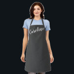 Gepersonaliseerde naam Bold Black Minimalist Moder Schort<br><div class="desc">Eenvoudig schort met modern en elegant,  op maat gesneden naamontwerp in zwart-wit.</div>