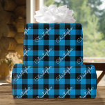 Gepersonaliseerde naam Buffalo Plaid Christmas Blu Cadeaupapier<br><div class="desc">Buffalo plaid is een klassieke keuze voor Kerstmis en een stijlvolle manier om uw vakantie geschenken te verpakken! Dit naadloze controlepatroon wordt gepersonaliseerd met de naam van de ontvanger in een trendy scriptlettertype. Een rustiek traditioneel ontwerp in een kleurenpalet van blauw, zwart en wit. U kunt de kleur 'achtergrond' ook...</div>