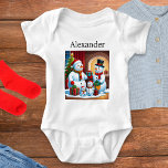 Gepersonaliseerde naam Christmas Snowman Family Af Romper<br><div class="desc">Een leuk en feestelijk ontwerp dat een sneeuwman met zijn familie voorstelt,  met wintercadeaus en kerstboom. Schattige en kleurrijk,  het vrolijke afbeelding zal zeker seizoensgebonden glimlachen brengen. Personaliseer met een naam aan de bovenkant voor een individuele finishing touch.</div>