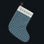 Gepersonaliseerde naam Classic Blue Retro Glen Pla Kleine Kerstsok<br><div class="desc">Dit klassieke blauwe plaid ontwerp, gecombineerd met gedurfde gepersonaliseerde tekst, brengt een tijdloze en elegante touch aan elke feestelijke inrichting. Het ingetogen plaid patroon in zachte blauwe tinten biedt een minimalistische maar traditionele vakantie esthetiek, perfect voor het creëren van een gezellige en gastvrije sfeer. Ideaal voor diegenen die genieten van...</div>