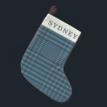 Gepersonaliseerde naam Classic Blue Retro Glen Pla Kleine Kerstsok<br><div class="desc">Dit klassieke blauwe plaid ontwerp, gecombineerd met gedurfde gepersonaliseerde tekst, brengt een tijdloze en elegante touch aan elke feestelijke inrichting. Het ingetogen plaid patroon in zachte blauwe tinten biedt een minimalistische maar traditionele vakantie esthetiek, perfect voor het creëren van een gezellige en gastvrije sfeer. Ideaal voor diegenen die genieten van...</div>