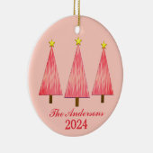 Gepersonaliseerde naam en jaar Koraal Kerstbomen Keramisch Ornament (Rechts)