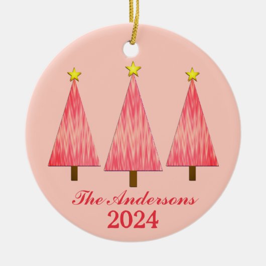 Gepersonaliseerde naam en jaar Koraal Kerstbomen Keramisch Ornament (Voorkant)