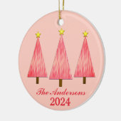 Gepersonaliseerde naam en jaar Koraal Kerstbomen Keramisch Ornament (Links)