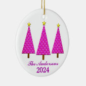 Gepersonaliseerde naam en jaar Paarse kerstbomen Keramisch Ornament (Rechts)