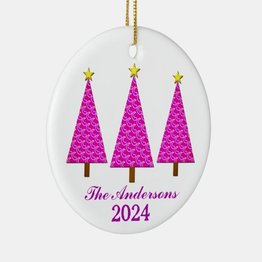 Gepersonaliseerde naam en jaar Paarse kerstbomen Keramisch Ornament (Rechts)