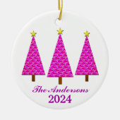 Gepersonaliseerde naam en jaar Paarse kerstbomen Keramisch Ornament (Voorkant)