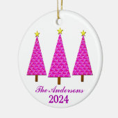 Gepersonaliseerde naam en jaar Paarse kerstbomen Keramisch Ornament (Links)