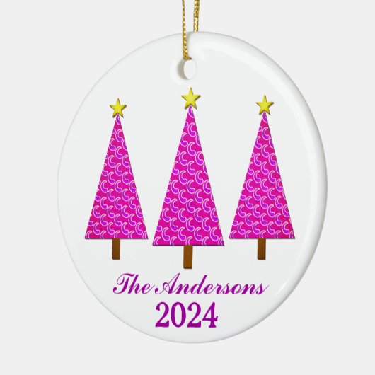 Gepersonaliseerde naam en jaar Paarse kerstbomen Keramisch Ornament (Links)