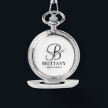 Gepersonaliseerde naam en monogram van het bruidsm horloge<br><div class="desc">Elegante gepersonaliseerde bruidsmeisje geschenken met gepersonaliseerde monogram in zwarte elegante script lettertype stijl met bruidsmeisje naam en titel in klassieke serif lettertype stijl op witte achtergrond. Ook perfect voor groomsmen,  beste man,  vader van de bruid,  bruidsmeisje,  bloemenmeisje,  moeder van de bruid en meer.</div>