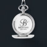 Gepersonaliseerde naam en monogram van het bruidsm horloge<br><div class="desc">Elegante gepersonaliseerde bruidsmeisje geschenken met gepersonaliseerde monogram in zwarte elegante script lettertype stijl met bruidsmeisje naam en titel in klassieke serif lettertype stijl op witte achtergrond. Ook perfect voor groomsmen,  beste man,  vader van de bruid,  bruidsmeisje,  bloemenmeisje,  moeder van de bruid en meer.</div>