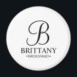 Gepersonaliseerde naam en monogram van het bruidsm magneet<br><div class="desc">Elegant Black and White Personalized Bridesmaid Gifts met gepersonaliseerd monogram in zwarte elegante stijl van de manuscriptdoopvont met de naam en de titel van de bruidsvormer in klassieke serif doopvontstijl op witte achtergrond. Ook perfect voor groomsmen,  beste man,  vader van de bruid,  dienstmeisje,  bloemmeisje,  bruidsmoeder en nog veel meer.</div>