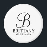 Gepersonaliseerde naam en monogram van het bruidsm magneet<br><div class="desc">Elegant Black and White Personalized Bridesmaid Gifts met gepersonaliseerd monogram in zwarte elegante stijl van de manuscriptdoopvont met de naam en de titel van de bruidsvormer in klassieke serif doopvontstijl op witte achtergrond. Ook perfect voor groomsmen,  beste man,  vader van de bruid,  dienstmeisje,  bloemmeisje,  bruidsmoeder en nog veel meer.</div>