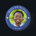 Gepersonaliseerde naam, foto en leeftijd verjaarda ronde button 5,7 cm<br><div class="desc">Schattige gepersonaliseerde foto,  naam en leeftijd verjaardagsblauwe knop.</div>